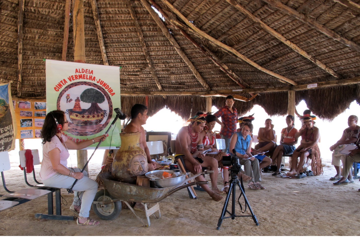 Rita Barbosa is recording members of the Cinta Vermelha-Jundiba village speaking.